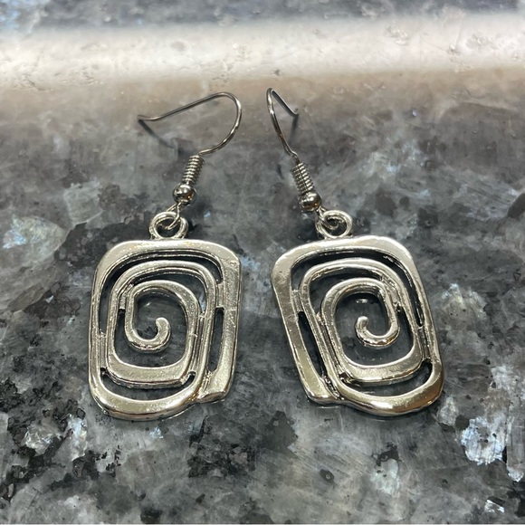 Silver spiral square geometric earrings / NWOT - Picture 2 of 3